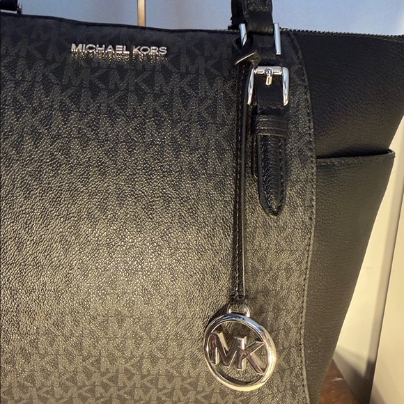 Michael Kors chic black signature logo tote with side pockets and full zip top - Picture 2 of 10